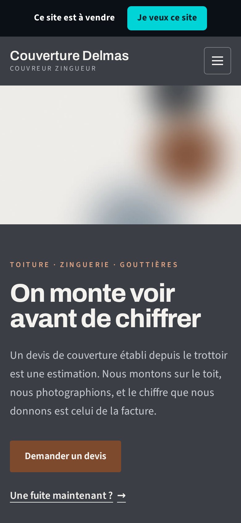 Site clé en main pour artisan du bâtiment, affiché sur un téléphone