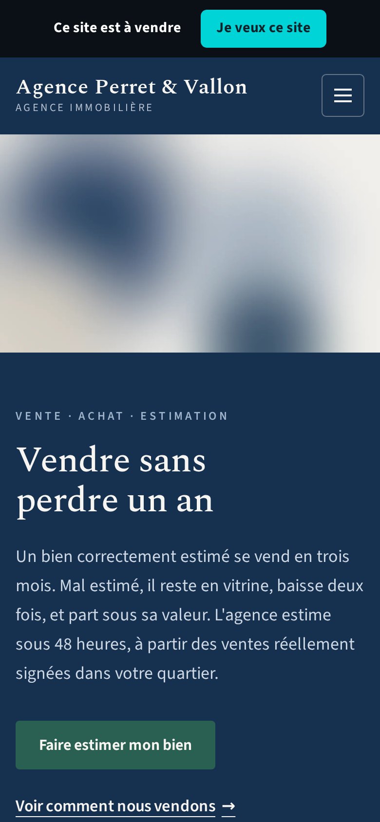 Site clé en main pour agence immobilière, affiché sur un téléphone