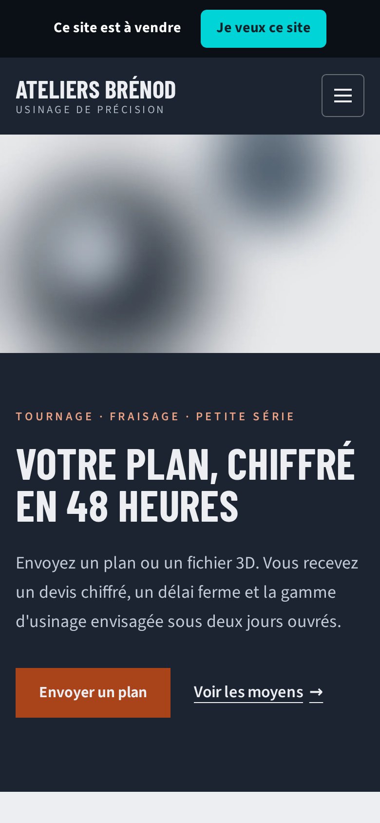 Site clé en main pour pme industrielle, affiché sur un téléphone