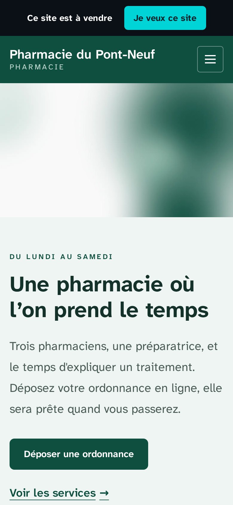 Site clé en main pour pharmacie, affiché sur un téléphone